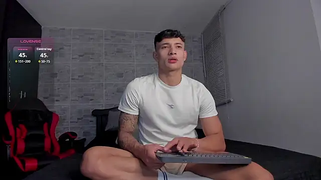 Snapshot of DavisFirb chatting on February 2026 01:05:02 PM DavisFirb online show from February 2026 01:05:02 PM