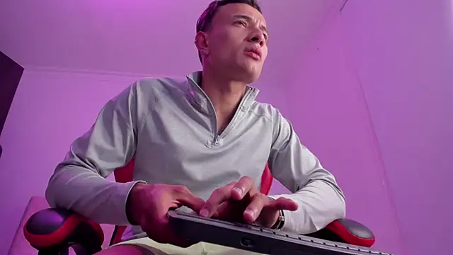 Snapshot of DavisFirb chatting on April 2026 03:12:01 AM DavisFirb online show from April 2026 03:12:01 AM