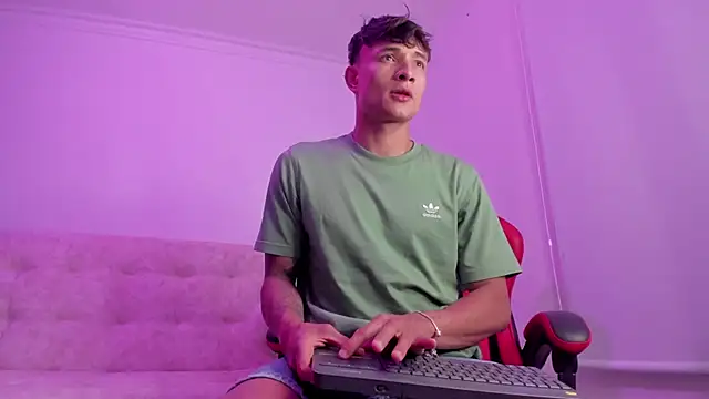 Snapshot of DavisFirb chatting on April 2026 02:09:01 AM DavisFirb online show from April 2026 02:09:01 AM