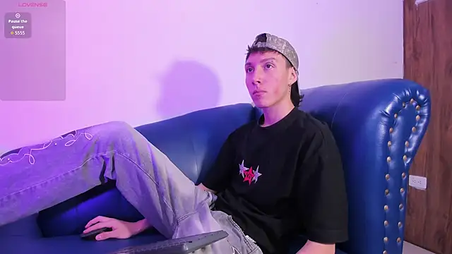 Snapshot of LittleDanny_ chatting on April 2026 05:05:02 PM LittleDanny online show from April 2026 05:05:02 PM