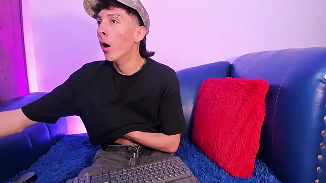 Snapshot of LittleDanny_ chatting on April 2026 02:40:01 PM LittleDanny online show from April 2026 02:40:01 PM