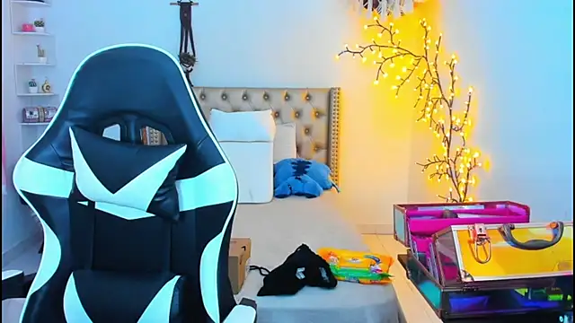 Snapshot of LenaStylesOA chatting on October 2025 12:34:02 PM LenaStylesOA online show from October 2025 12:34:02 PM