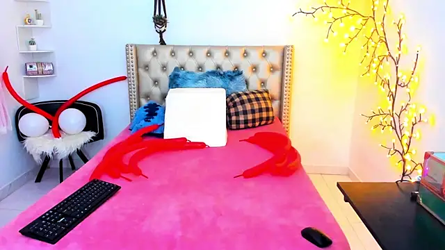 Snapshot of LenaStylesOA chatting on October 2025 01:46:02 PM LenaStylesOA online show from October 2025 01:46:02 PM