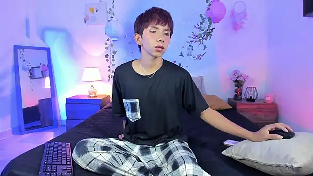 Snapshot of Hyunjin_Son chatting on April 2026 11:18:01 PM Hyunjin Son online show from April 2026 11:18:01 PM