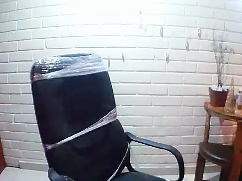 Snapshot of MiiaVelasquez chatting on November 2025 04:01:02 AM MiiaVelasquez online show from November 2025 04:01:02 AM