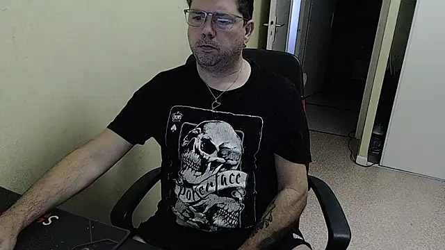 Snapshot of blueandwhite1 chatting on December 2024 09:00:01 AM blueandwhite1 online show from December 2024 09:00:01 AM