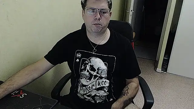 Snapshot of blueandwhite1 chatting on December 2024 08:23:02 AM blueandwhite1 online show from December 2024 08:23:02 AM