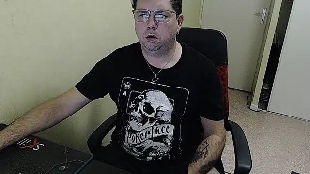 Snapshot of blueandwhite1 chatting on December 2024 03:39:01 PM blueandwhite1 online show from December 2024 03:39:01 PM