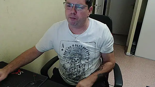 Snapshot of blueandwhite1 chatting on December 2024 03:44:01 PM blueandwhite1 online show from December 2024 03:44:01 PM