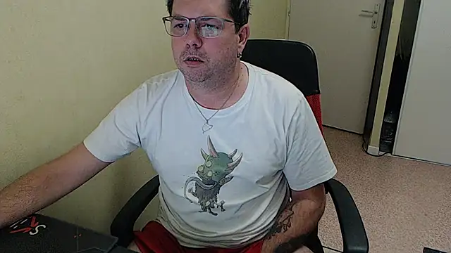 Snapshot of blueandwhite1 chatting on December 2024 03:59:02 PM blueandwhite1 online show from December 2024 03:59:02 PM