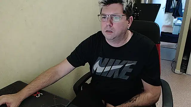 Snapshot of blueandwhite1 chatting on December 2024 03:28:02 PM blueandwhite1 online show from December 2024 03:28:02 PM