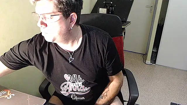 Snapshot of blueandwhite1 chatting on December 2024 04:06:01 PM blueandwhite1 online show from December 2024 04:06:01 PM