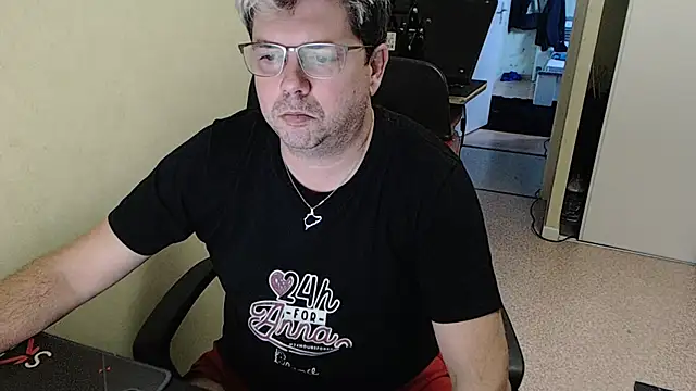 Snapshot of blueandwhite1 chatting on December 2024 04:02:02 PM blueandwhite1 online show from December 2024 04:02:02 PM