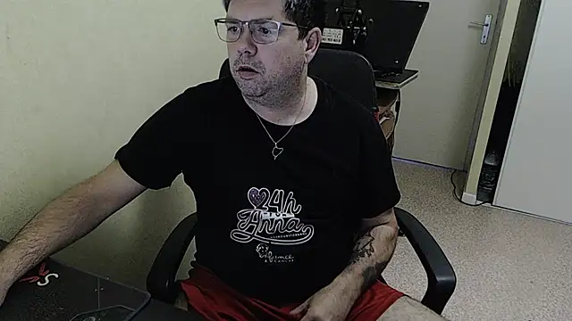 Snapshot of blueandwhite1 chatting on December 2024 03:31:02 PM blueandwhite1 online show from December 2024 03:31:02 PM