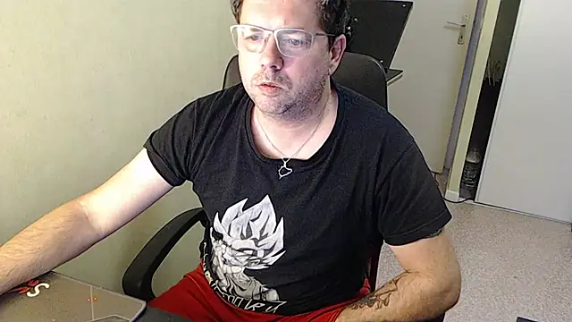 Snapshot of blueandwhite1 chatting on December 2024 03:31:02 PM blueandwhite1 online show from December 2024 03:31:02 PM