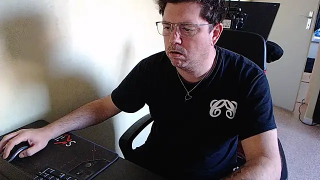 Snapshot of blueandwhite1 chatting on December 2024 03:26:01 PM blueandwhite1 online show from December 2024 03:26:01 PM