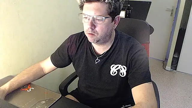 Snapshot of blueandwhite1 chatting on December 2024 08:22:02 AM blueandwhite1 online show from December 2024 08:22:02 AM