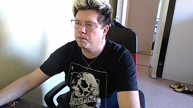 Snapshot of blueandwhite1 chatting on December 2024 11:15:02 AM blueandwhite1 online show from December 2024 11:15:02 AM