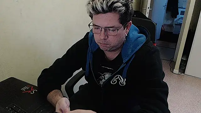 Snapshot of blueandwhite1 chatting on December 2024 04:35:02 PM blueandwhite1 online show from December 2024 04:35:02 PM