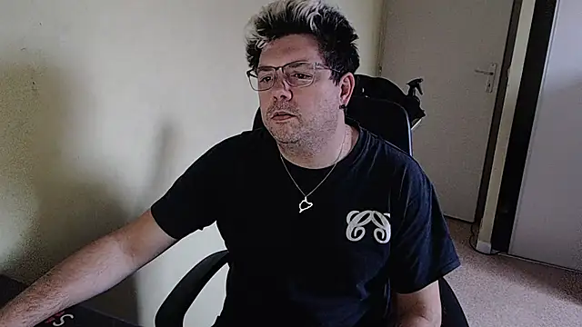 Snapshot of blueandwhite1 chatting on January 2025 02:35:02 PM blueandwhite1 online show from January 2025 02:35:02 PM