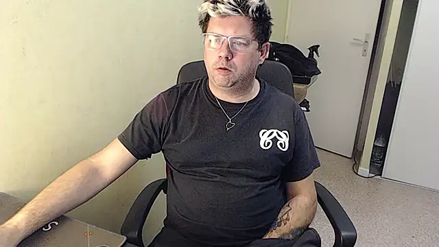 Snapshot of blueandwhite1 chatting on January 2025 05:39:02 PM blueandwhite1 online show from January 2025 05:39:02 PM