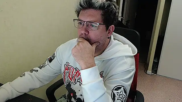 Snapshot of blueandwhite1 chatting on January 2025 05:10:01 PM blueandwhite1 online show from January 2025 05:10:01 PM