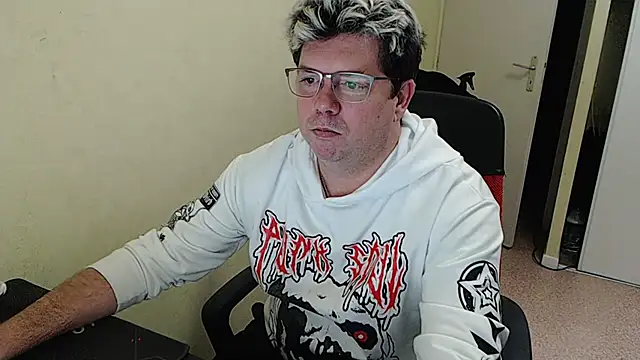 Snapshot of blueandwhite1 chatting on January 2025 05:38:01 PM blueandwhite1 online show from January 2025 05:38:01 PM