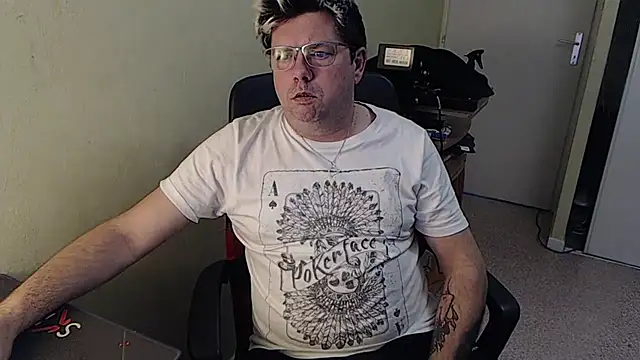 Snapshot of blueandwhite1 chatting on January 2025 03:33:02 PM blueandwhite1 online show from January 2025 03:33:02 PM