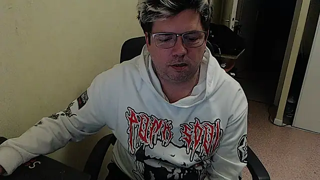 Snapshot of blueandwhite1 chatting on January 2025 09:46:02 PM blueandwhite1 online show from January 2025 09:46:02 PM