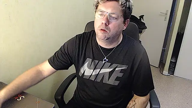 Snapshot of blueandwhite1 chatting on January 2025 03:37:02 PM blueandwhite1 online show from January 2025 03:37:02 PM