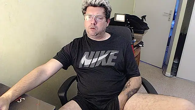 Snapshot of blueandwhite1 chatting on January 2025 08:11:01 AM blueandwhite1 online show from January 2025 08:11:01 AM