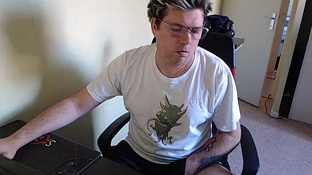 Snapshot of blueandwhite1 chatting on January 2025 03:29:01 PM blueandwhite1 online show from January 2025 03:29:01 PM