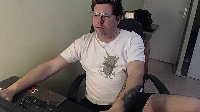 Snapshot of blueandwhite1 chatting on January 2025 03:35:01 PM blueandwhite1 online show from January 2025 03:35:01 PM