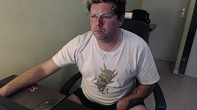 Snapshot of blueandwhite1 chatting on January 2025 03:32:02 PM blueandwhite1 online show from January 2025 03:32:02 PM