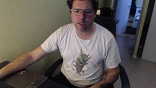 Snapshot of blueandwhite1 chatting on January 2025 08:52:01 AM blueandwhite1 online show from January 2025 08:52:01 AM