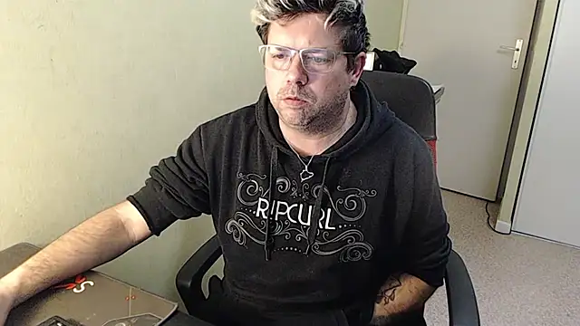 Snapshot of blueandwhite1 chatting on January 2025 08:10:02 PM blueandwhite1 online show from January 2025 08:10:02 PM