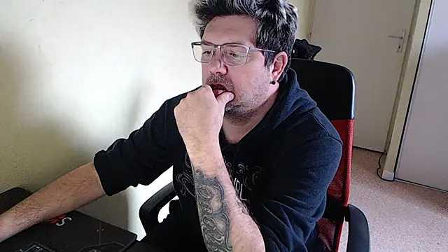 Snapshot of blueandwhite1 chatting on January 2025 01:36:02 PM blueandwhite1 online show from January 2025 01:36:02 PM