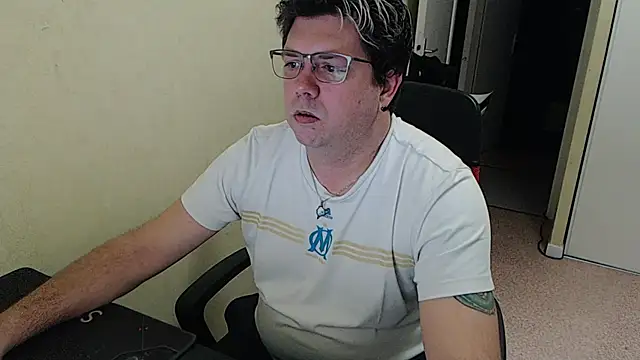 Snapshot of blueandwhite1 chatting on January 2025 05:44:02 PM blueandwhite1 online show from January 2025 05:44:02 PM