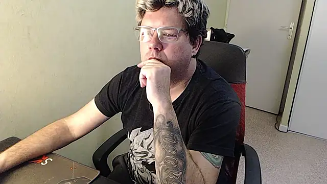 Snapshot of blueandwhite1 chatting on January 2025 04:43:02 PM blueandwhite1 online show from January 2025 04:43:02 PM