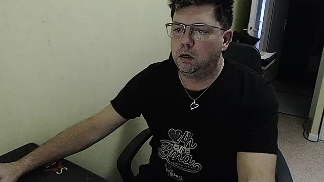 Snapshot of blueandwhite1 chatting on January 2025 03:19:01 PM blueandwhite1 online show from January 2025 03:19:01 PM