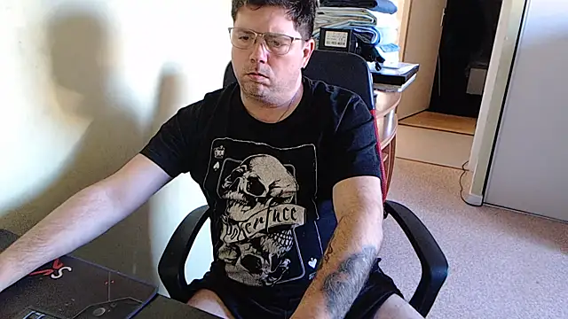 Snapshot of blueandwhite1 chatting on February 2025 03:57:02 PM blueandwhite1 online show from February 2025 03:57:02 PM