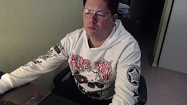 Snapshot of blueandwhite1 chatting on February 2025 10:40:01 PM blueandwhite1 online show from February 2025 10:40:01 PM