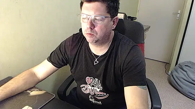 Snapshot of blueandwhite1 chatting on February 2025 05:19:02 PM blueandwhite1 online show from February 2025 05:19:02 PM