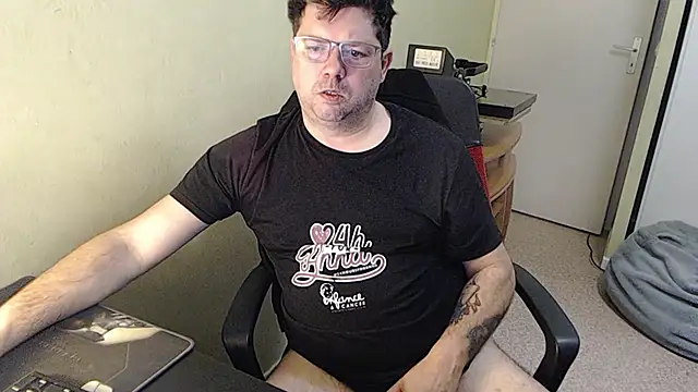 Snapshot of blueandwhite1 chatting on February 2025 08:06:01 AM blueandwhite1 online show from February 2025 08:06:01 AM