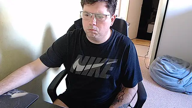 Snapshot of blueandwhite1 chatting on February 2025 03:58:01 PM blueandwhite1 online show from February 2025 03:58:01 PM