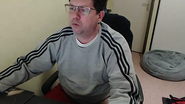 Snapshot of blueandwhite1 chatting on March 2025 08:21:02 PM blueandwhite1 online show from March 2025 08:21:02 PM