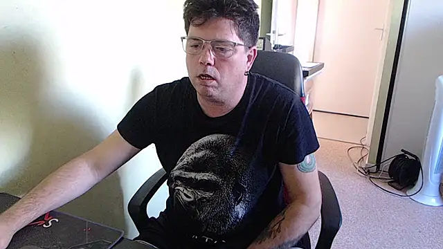 Snapshot of blueandwhite1 chatting on October 2025 02:25:01 PM blueandwhite1 online show from October 2025 02:25:01 PM