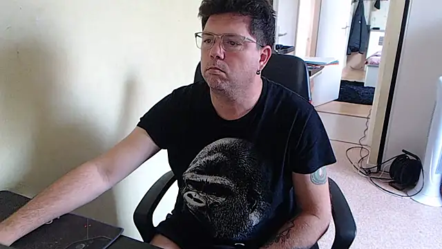 Snapshot of blueandwhite1 chatting on October 2025 02:48:01 PM blueandwhite1 online show from October 2025 02:48:01 PM