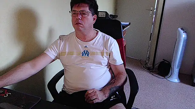 Snapshot of blueandwhite1 chatting on October 2025 04:51:01 PM blueandwhite1 online show from October 2025 04:51:01 PM