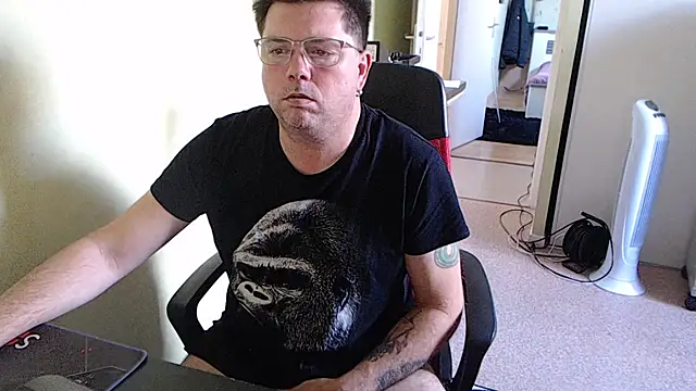 Snapshot of blueandwhite1 chatting on October 2025 03:01:02 PM blueandwhite1 online show from October 2025 03:01:02 PM